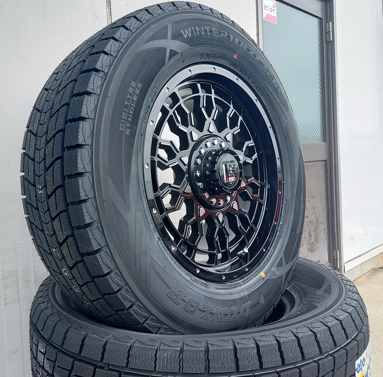 エスカレード ナビゲーター サバーバン スタッドレスタイヤホイールセット 18インチ DUNLOP SJ8+ 285/60R18 275/60R18の画像