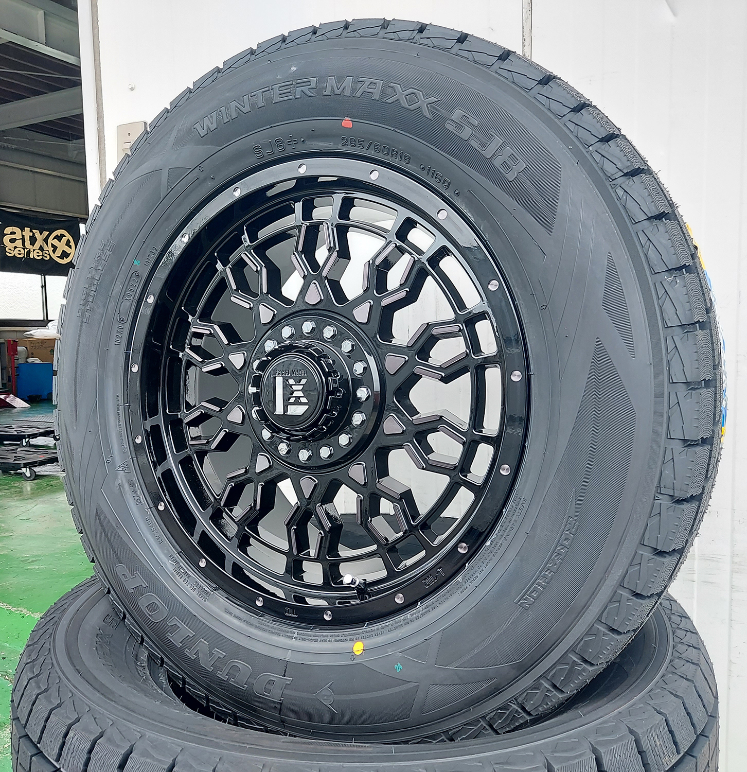 エスカレード ナビゲーター サバーバン スタッドレスタイヤホイールセット 18インチ DUNLOP SJ8+ 285/60R18 275/60R18の画像