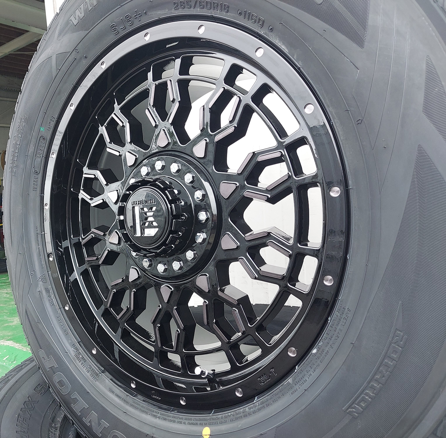 エスカレード ナビゲーター サバーバン スタッドレスタイヤホイールセット 18インチ DUNLOP SJ8+ 285/60R18 275/60R18の画像