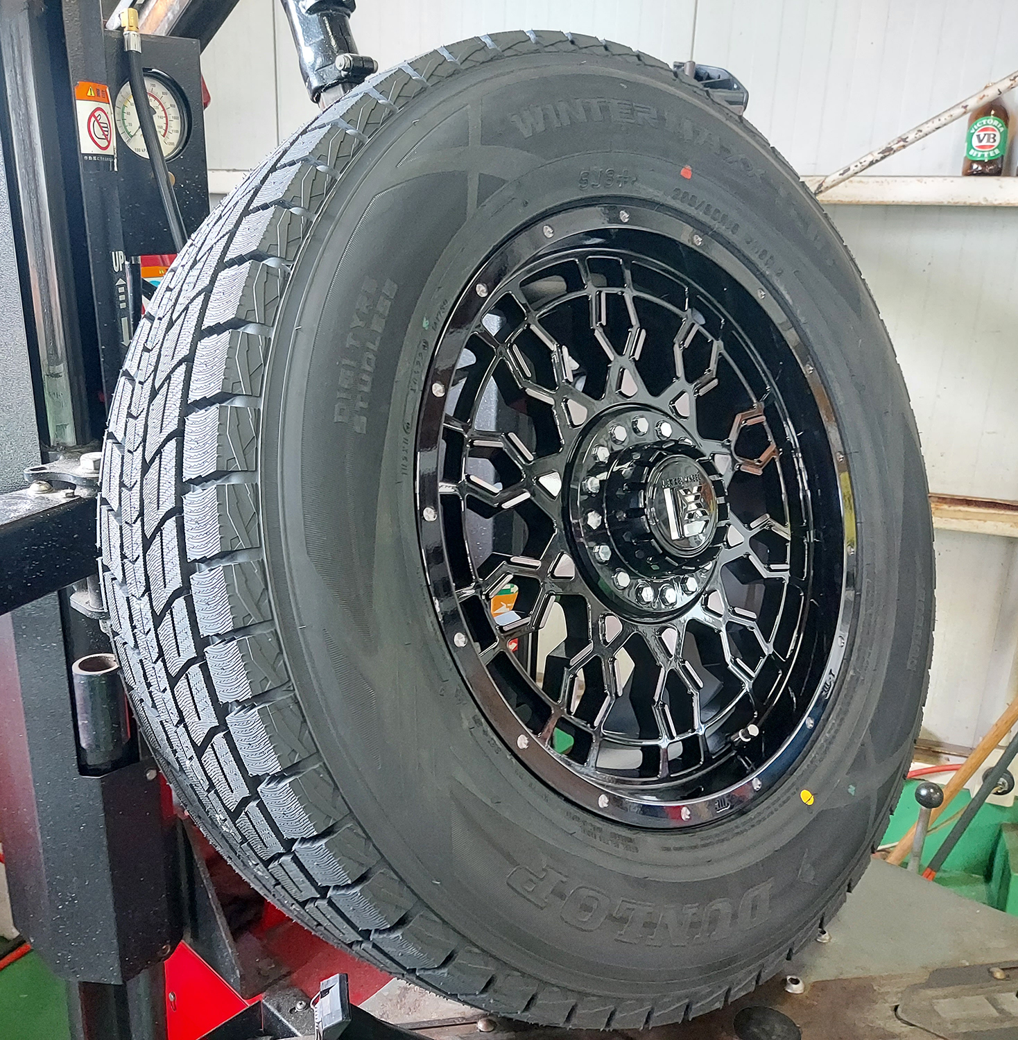 エスカレード ナビゲーター サバーバン スタッドレスタイヤホイールセット 18インチ DUNLOP SJ8+ 285/60R18 275/60R18の画像