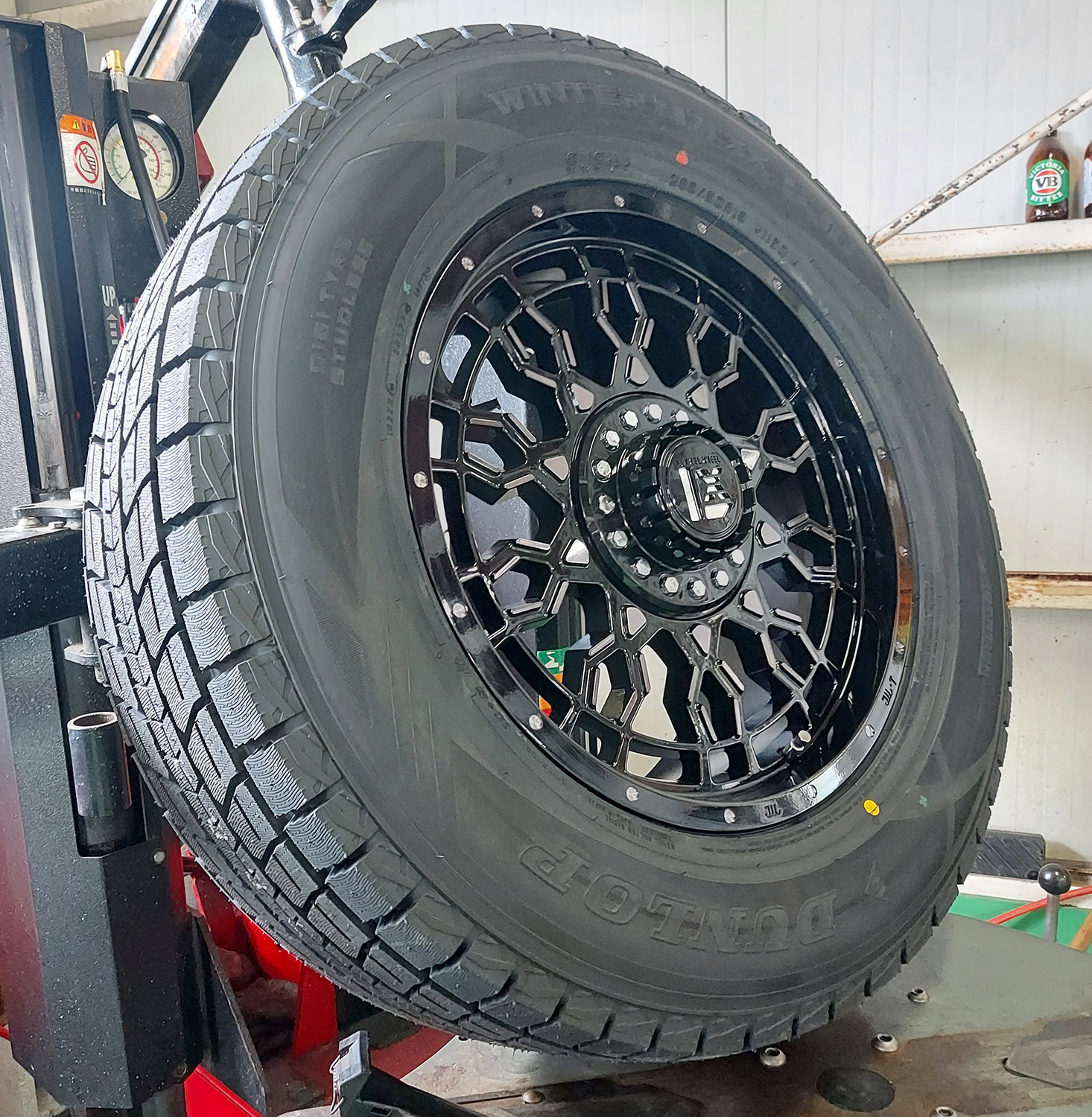 ランクル200 ランドクルーザー LX570 セコイア タンドラ スタッドレスタイヤホイールセット 18インチ DUNLOP SJ8+ 285/60R18の画像