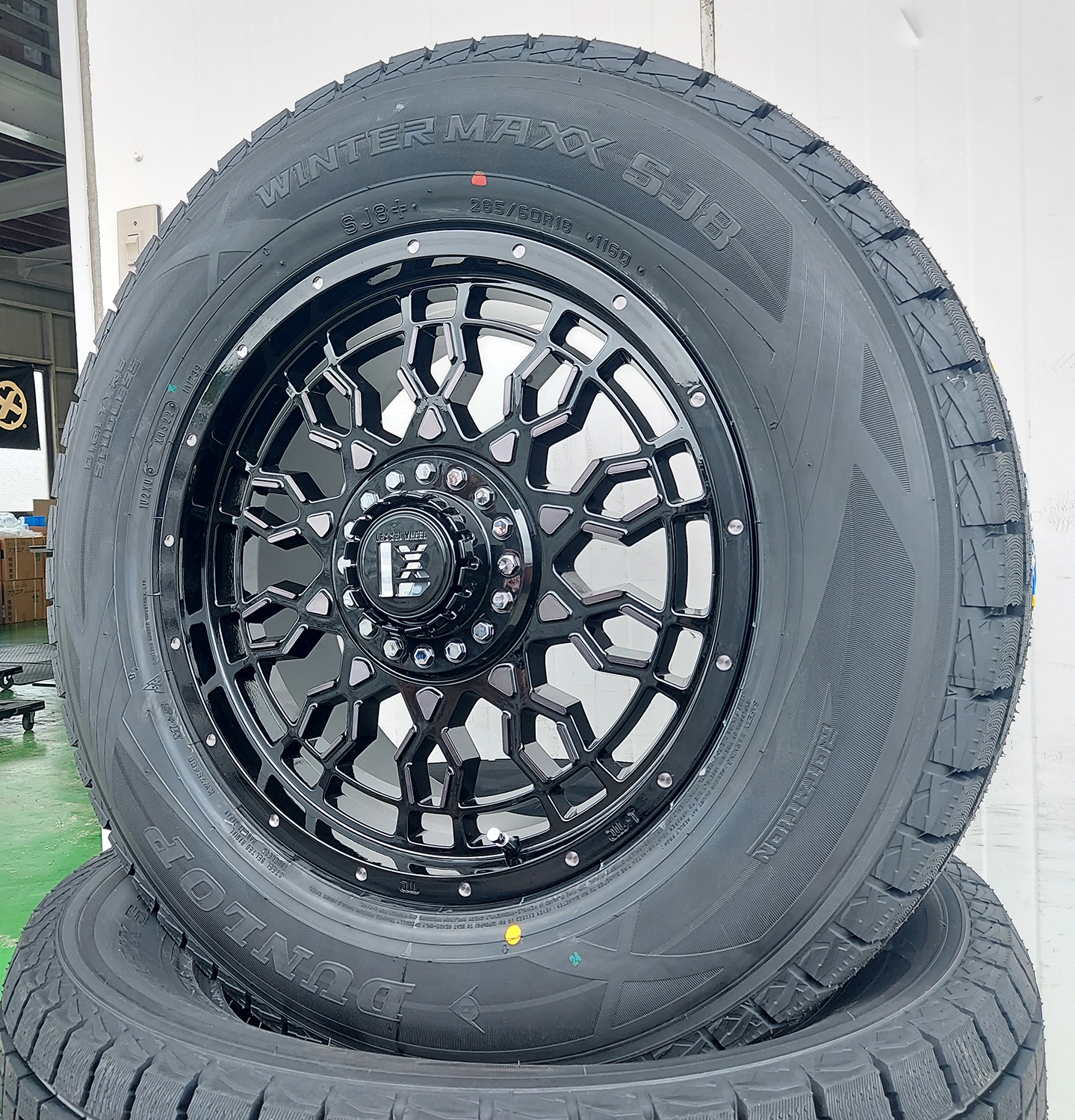 JEEP JL JK ラングラー スタッドレスタイヤホイールセット 17インチ DUNLOP SJ8+ 265/65R17 265/70R17の画像