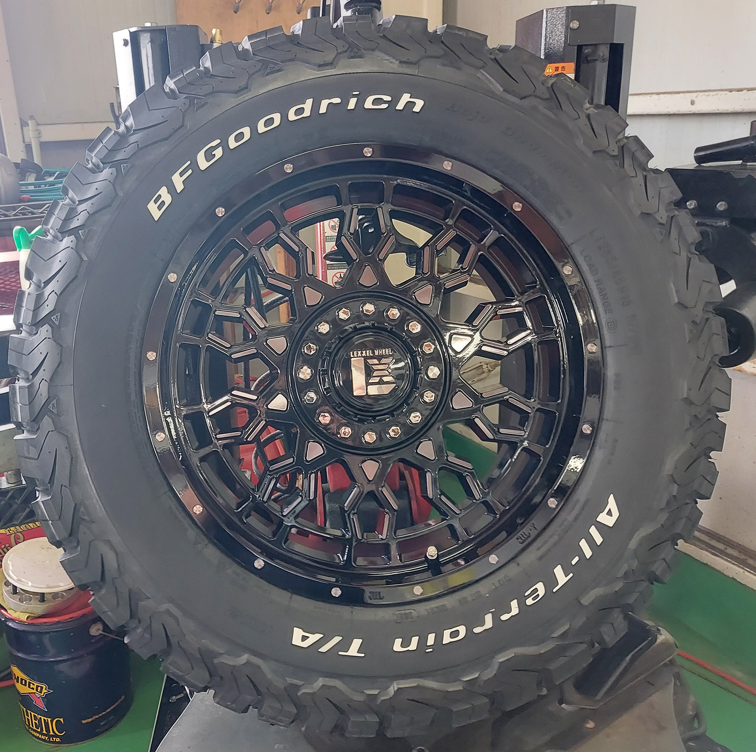 エスカレード タホ サバーバン ナビゲーター 18インチ LEXXEL PreDator プレデター BF Goodrich ALLTERRAIN KO2 285/60R18 285/65R18の画像