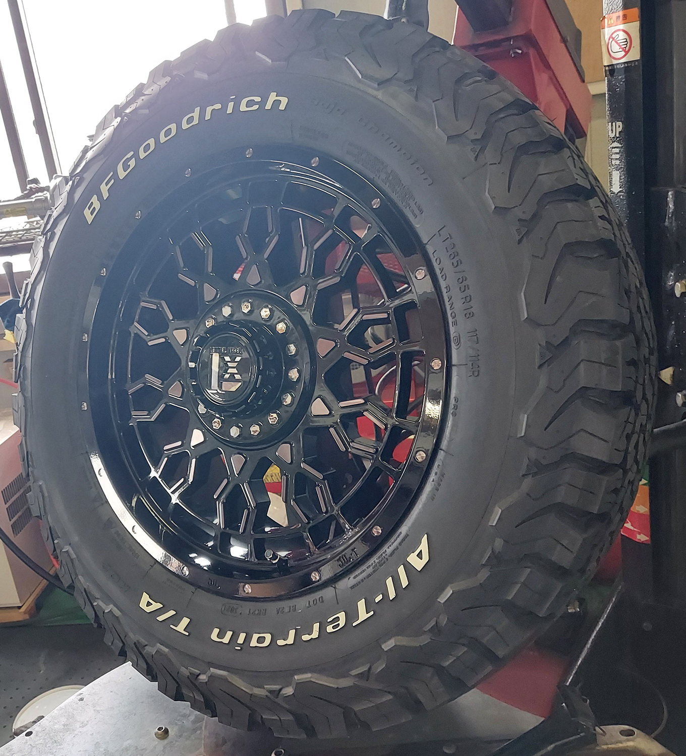 エスカレード タホ サバーバン ナビゲーター 18インチ LEXXEL PreDator プレデター BF Goodrich ALLTERRAIN KO2 285/60R18 285/65R18の画像