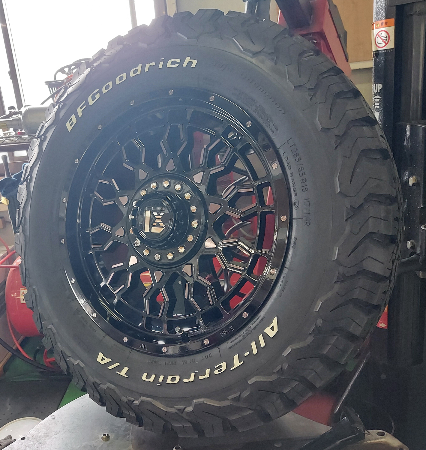 エスカレード タホ サバーバン ナビゲーター 18インチ LEXXEL PreDator プレデター BF Goodrich ALLTERRAIN KO2 285/60R18 285/65R18の画像