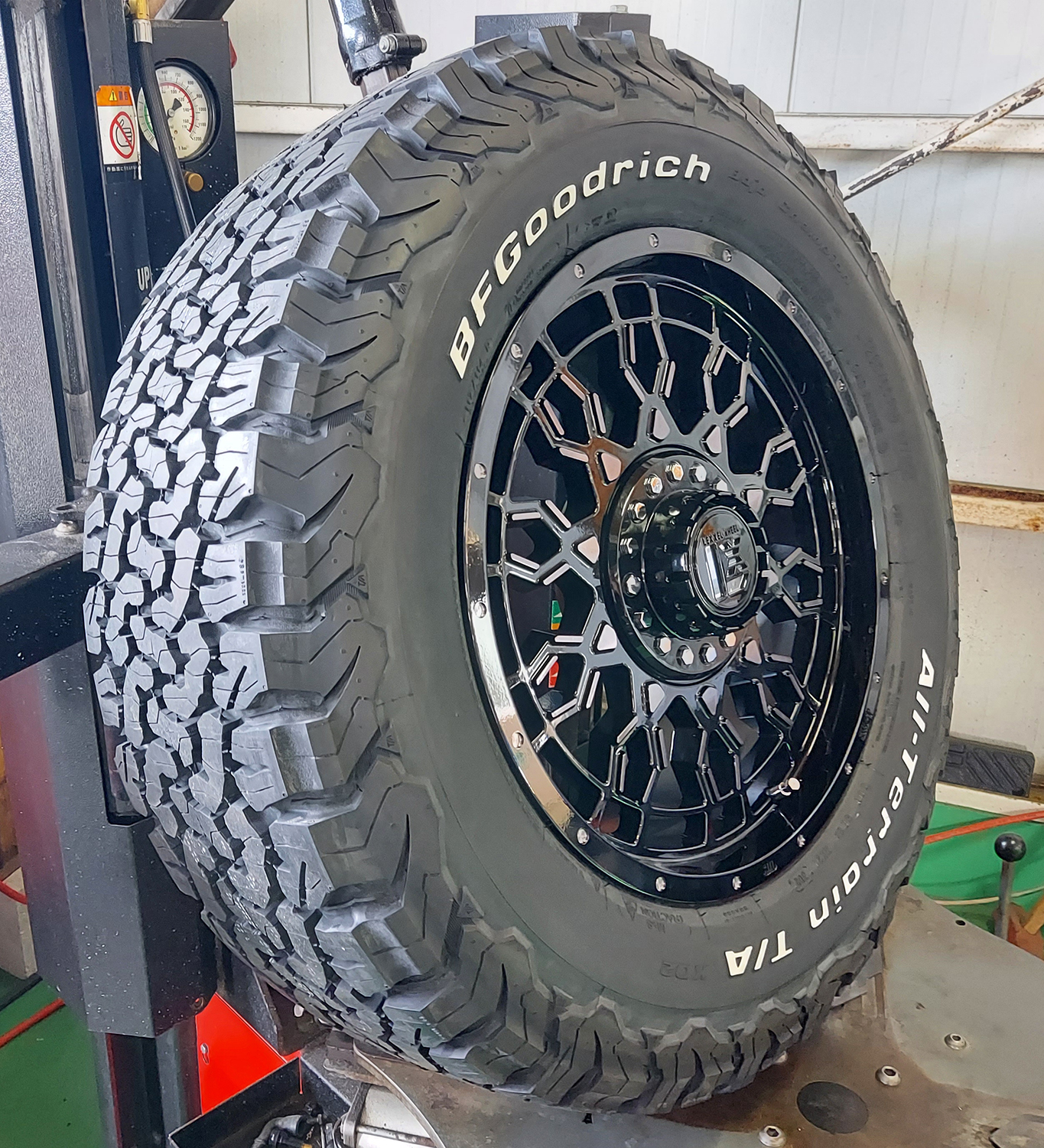 エスカレード タホ サバーバン ナビゲーター 18インチ LEXXEL PreDator プレデター BF Goodrich ALLTERRAIN KO2 285/60R18 285/65R18の画像