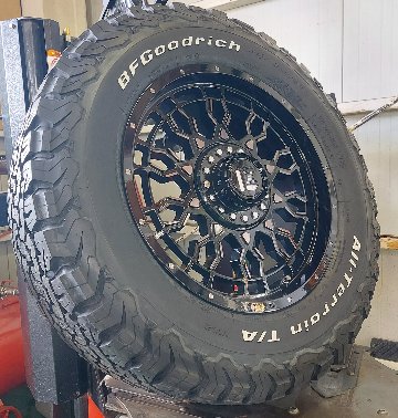 エスカレード タホ サバーバン ナビゲーター 18インチ LEXXEL PreDator プレデター BF Goodrich ALLTERRAIN KO2 285/60R18 285/65R18の画像