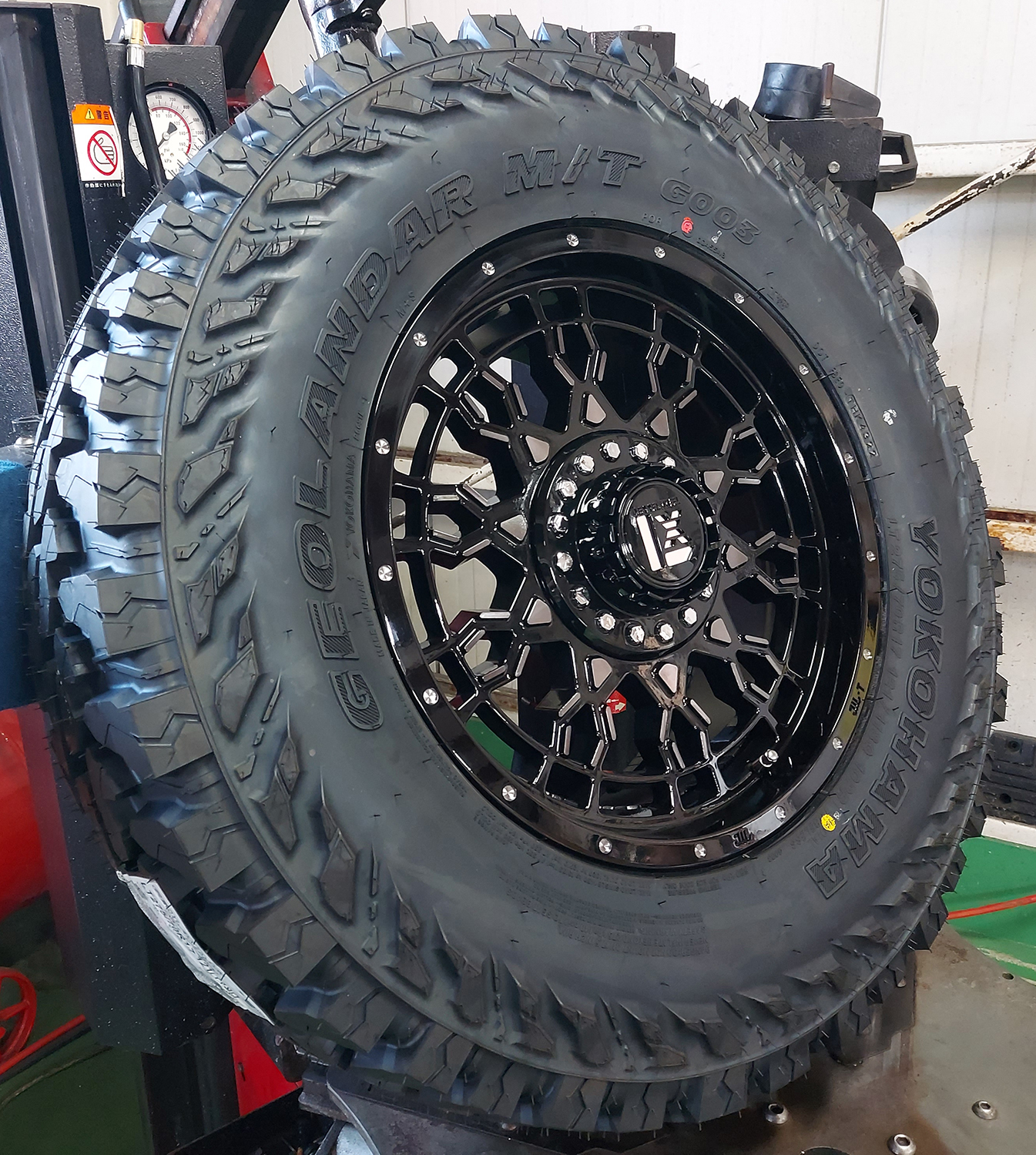 プラド ハイラックス サーフ FJ H3 パジェロ 17インチ LEXXEL PreDator プレデター ヨコハマ ジオランダー MT G003 265/70R17 285/70R17 265/65の画像