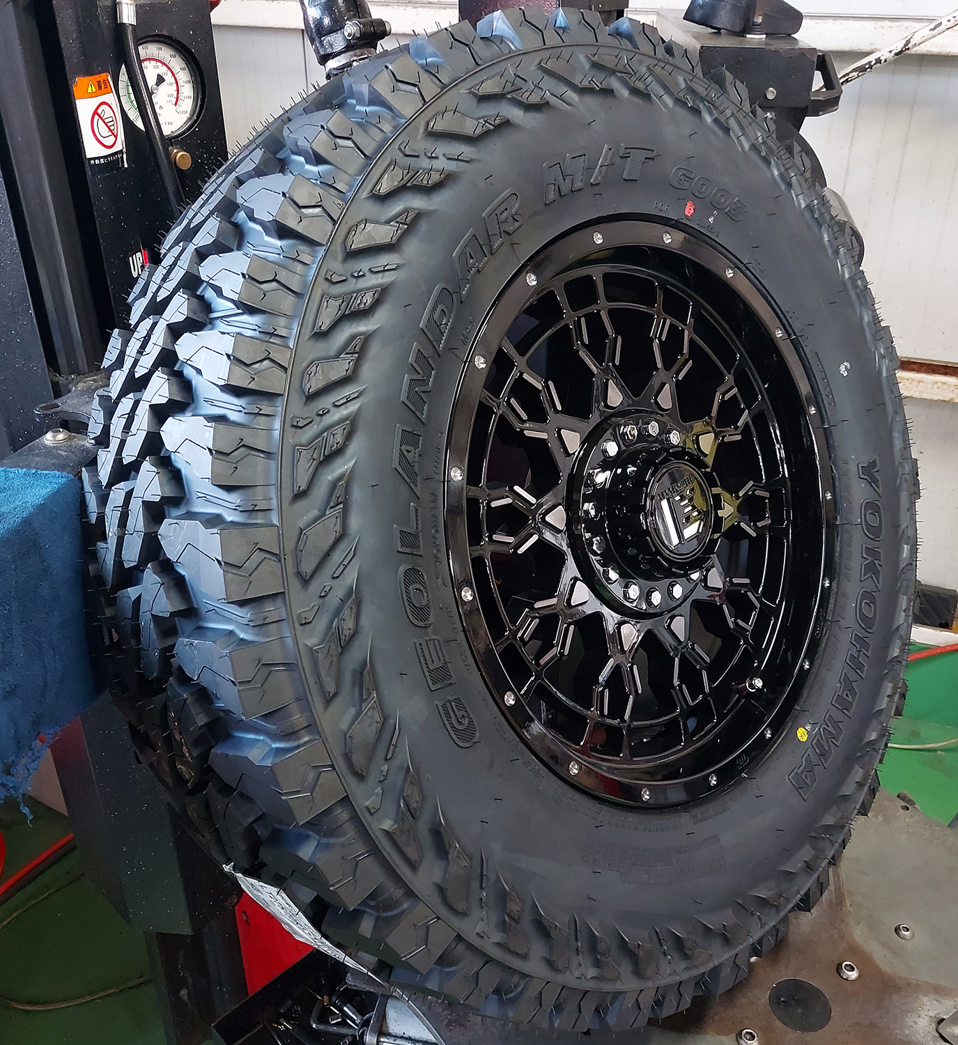 プラド ハイラックス サーフ FJ H3 パジェロ 17インチ LEXXEL PreDator プレデター ヨコハマ ジオランダー MT G003 265/70R17 285/70R17 265/65の画像