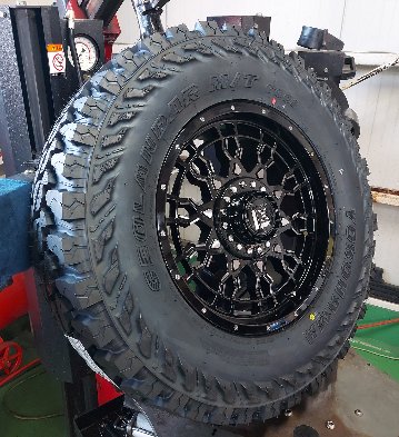 プラド ハイラックス サーフ FJ H3 パジェロ 17インチ LEXXEL PreDator プレデター ヨコハマ ジオランダー MT G003 265/70R17 285/70R17 265/65の画像