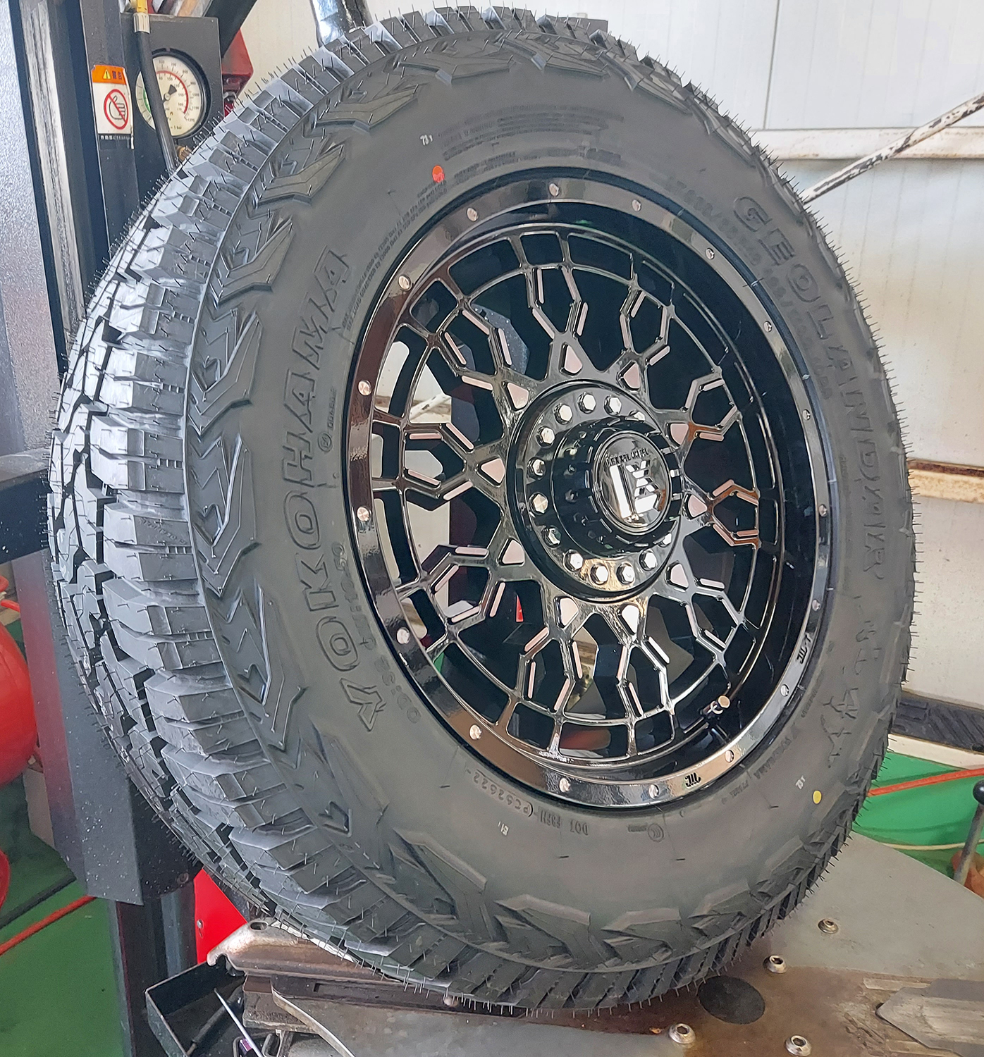 JEEP ラングラー JK JL エクスプローラー 17インチ LEXXEL PreDator プレデター ヨコハマ ジオランダー X-AT 265/70R17 265/65R17 285/70R17の画像