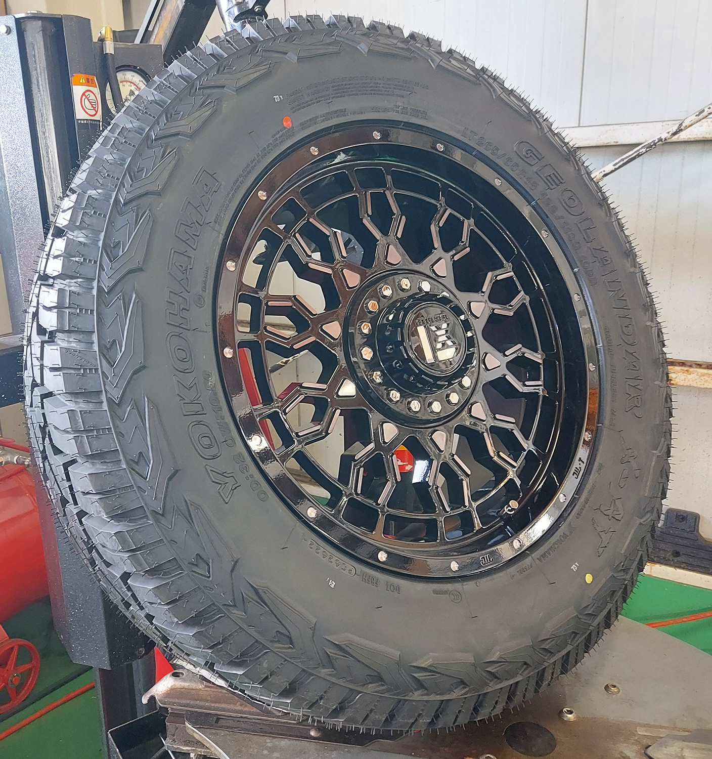 JEEP ラングラー JK JL エクスプローラー 17インチ LEXXEL PreDator プレデター ヨコハマ ジオランダー X-AT 265/70R17 265/65R17 285/70R17の画像