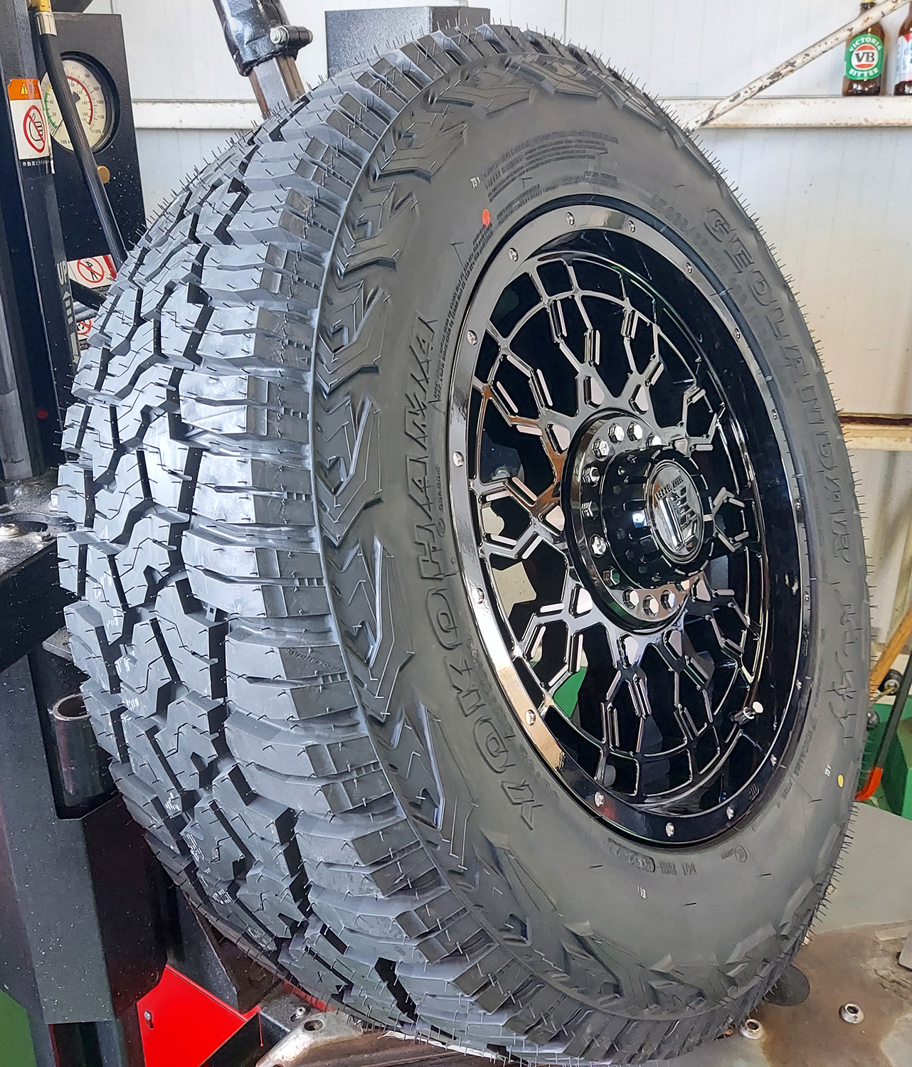 JEEP ラングラー JK JL エクスプローラー 17インチ LEXXEL PreDator プレデター ヨコハマ ジオランダー X-AT 265/70R17 265/65R17 285/70R17の画像