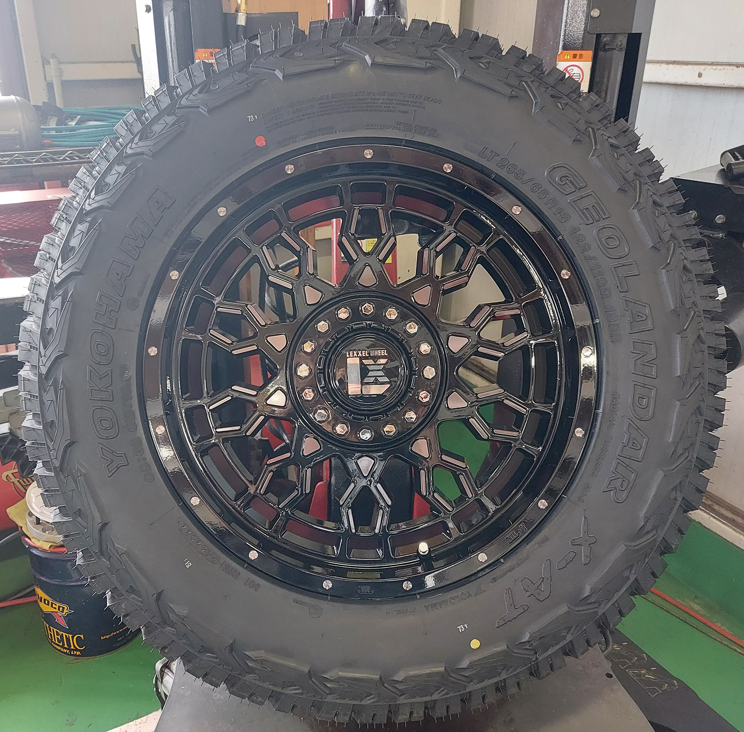 JEEP ラングラー JK JL エクスプローラー 17インチ LEXXEL PreDator プレデター ヨコハマ ジオランダー X-AT 265/70R17 265/65R17 285/70R17の画像