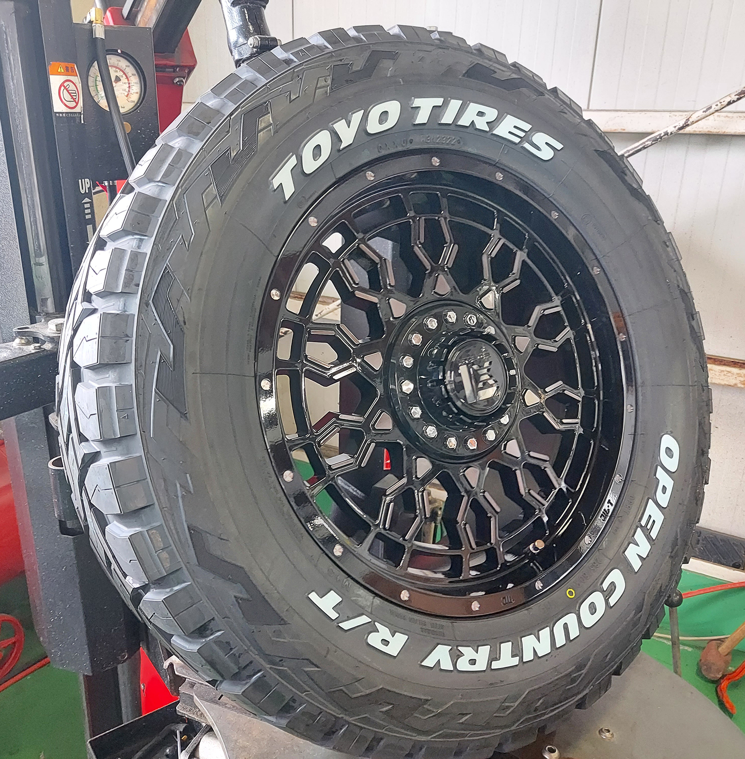 ラングラー JL JK エクスプローラー チェロキー ナイトロ 17インチ LEXXEL PreDator プレデター TOYO OPENCOUNTRY RT 285/70R17 265/70R17 の画像