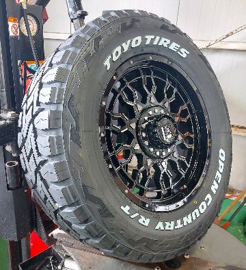 ラングラー JL JK エクスプローラー チェロキー ナイトロ 17インチ LEXXEL PreDator プレデター TOYO OPENCOUNTRY RT 285/70R17 265/70R17 の画像