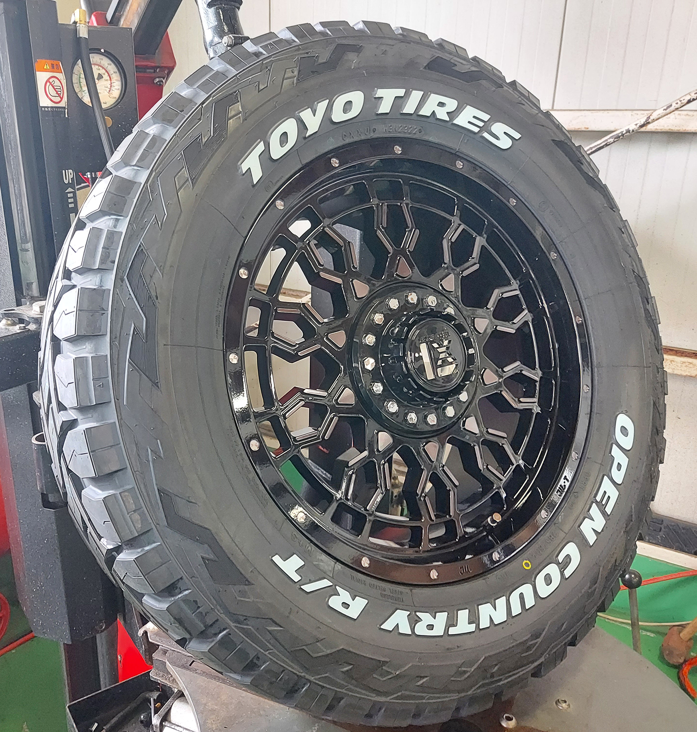 CX8 D5 RAV4 エクストレイル アウトランダー 18インチ LEXXEL PreDator プレデター TOYO OPENCOUNTRY RT 225/60R18 ホワイトレターの画像