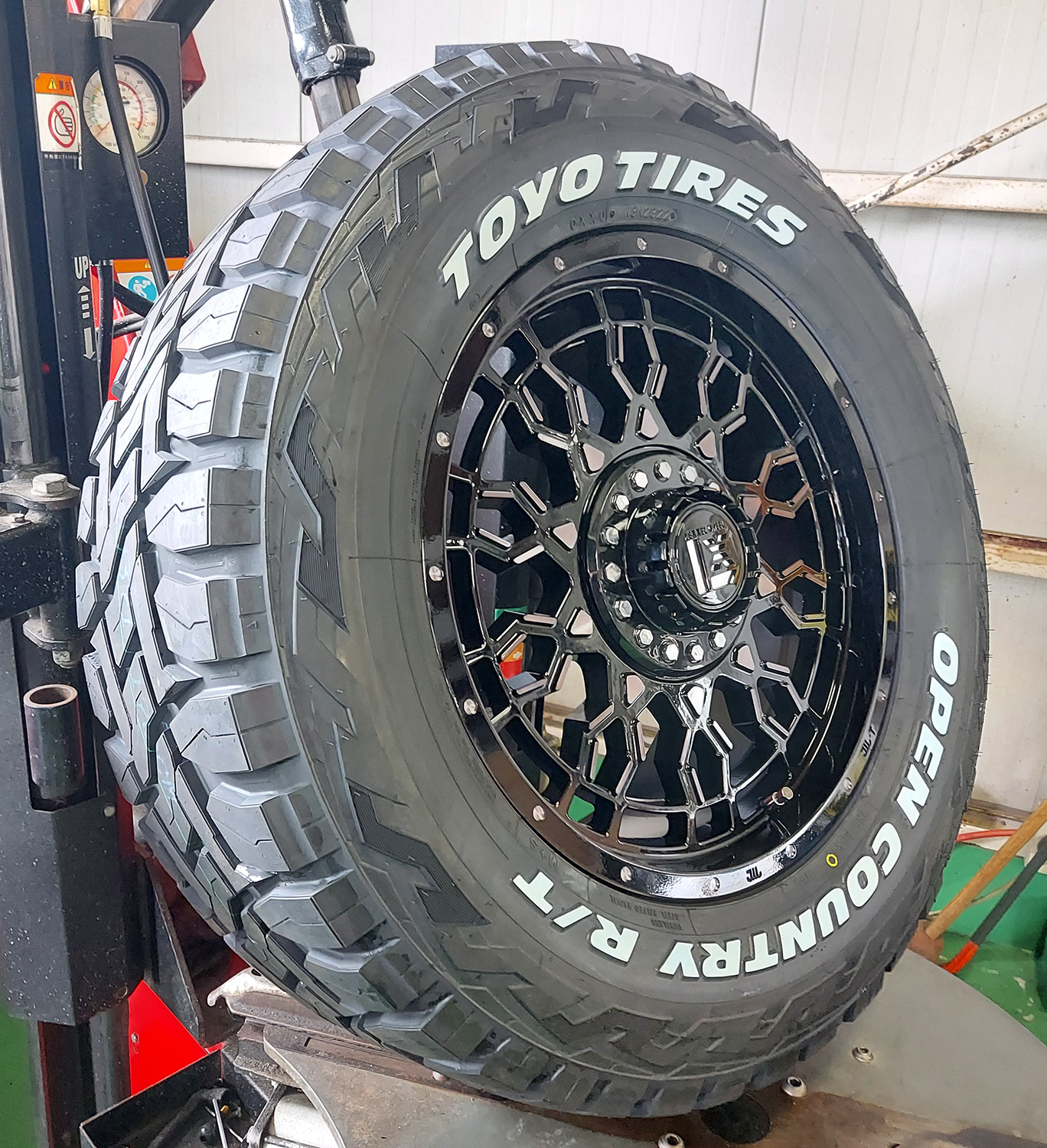 エスカレード ナビゲーター H3 タホ サバーバン 18インチ LEXXEL PreDator プレデター TOYO OPENCOUNTRY RT 285/60R18 ホワイトレターの画像