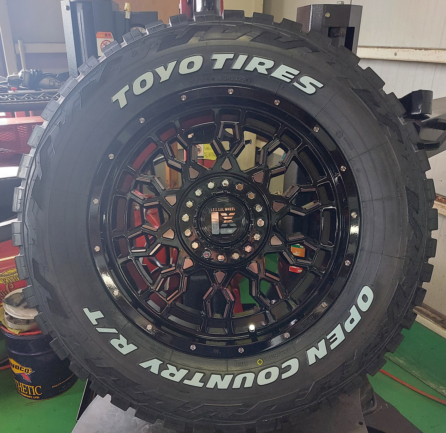 エスカレード ナビゲーター H3 タホ サバーバン 18インチ LEXXEL PreDator プレデター TOYO OPENCOUNTRY RT 285/60R18 ホワイトレターの画像