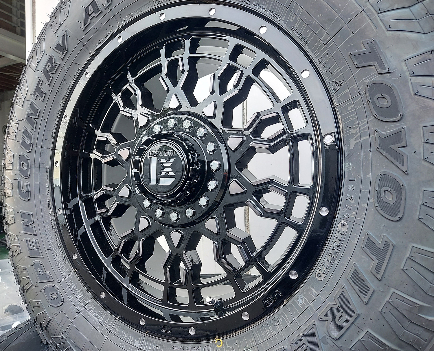 プラド ハイラックス FJ サーフ パジェロ 17インチ LEXXEL PreDator プレデター TOYO OPENCOUNTRY AT3 285/70R17 265/70R17 265/65の画像