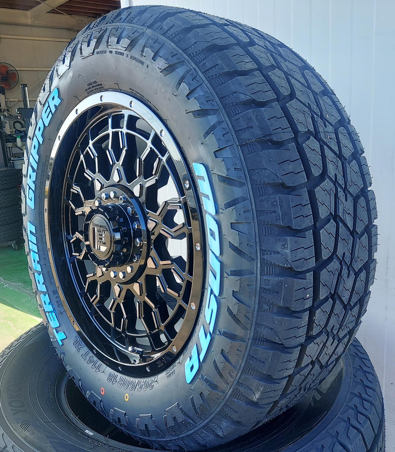 JL JK ラングラー 17インチ LEXXEL PreDator プレデター MONSTA TERRAINGRIPPER 285/70R17 265/70R17の画像