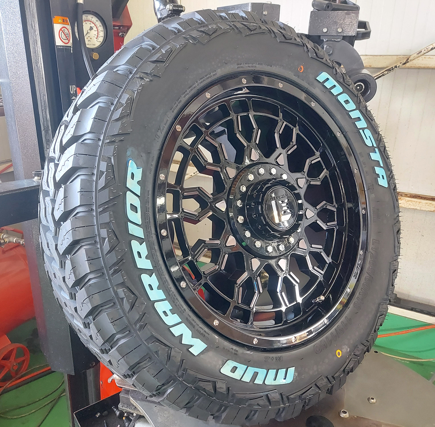 プラド ハイラックス FJ サーフ 17インチ LEXXEL PreDator プレデター MONSTA MUDWARRIOR 265/70R17 265/65R17の画像