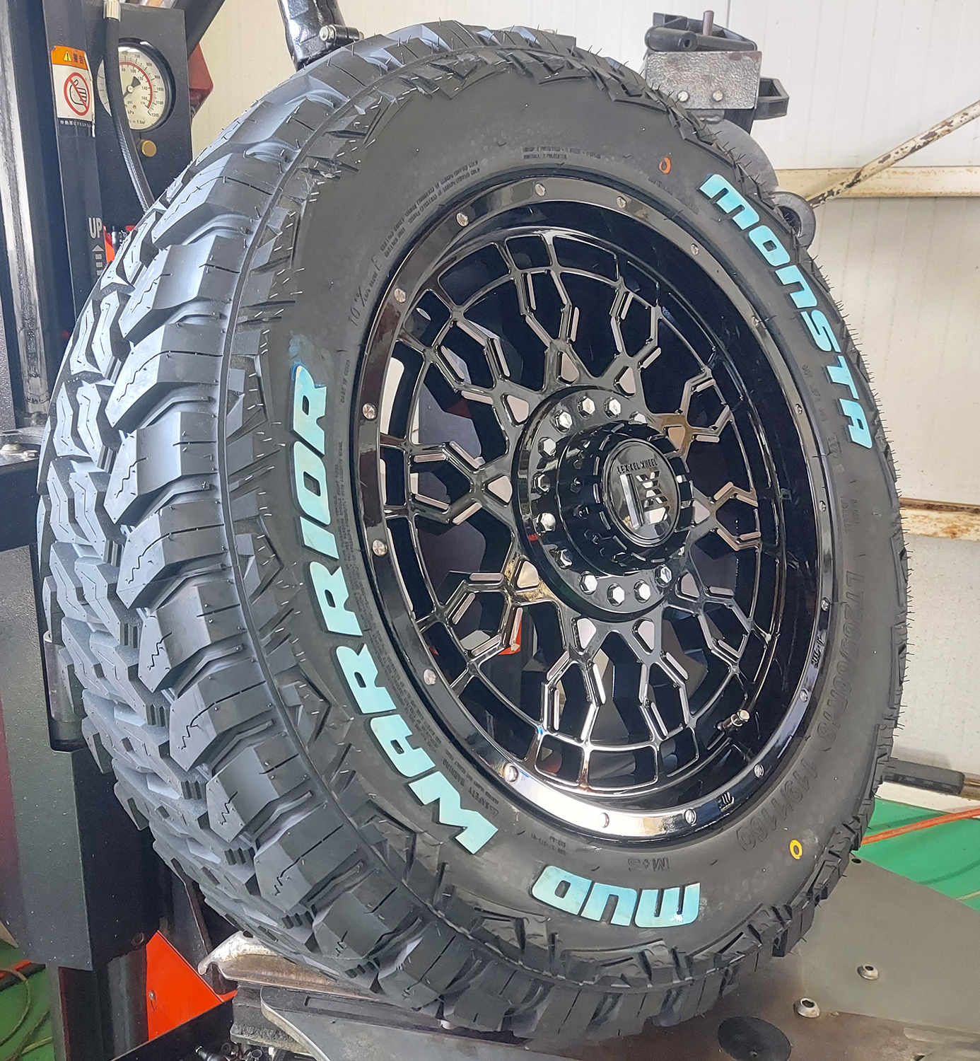 プラド ハイラックス FJ サーフ 17インチ LEXXEL PreDator プレデター MONSTA MUDWARRIOR 265/70R17 265/65R17の画像