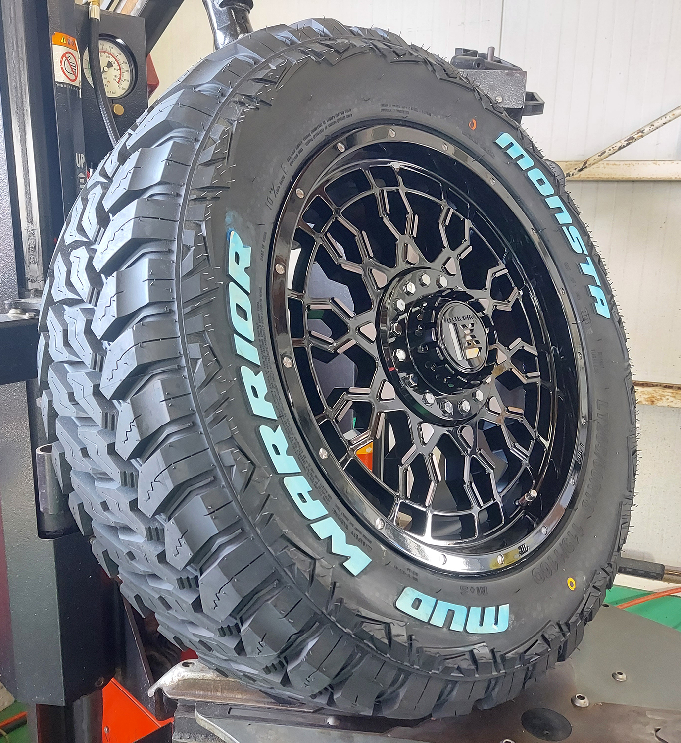 プラド ハイラックス FJ サーフ 17インチ LEXXEL PreDator プレデター MONSTA MUDWARRIOR 265/70R17 265/65R17の画像