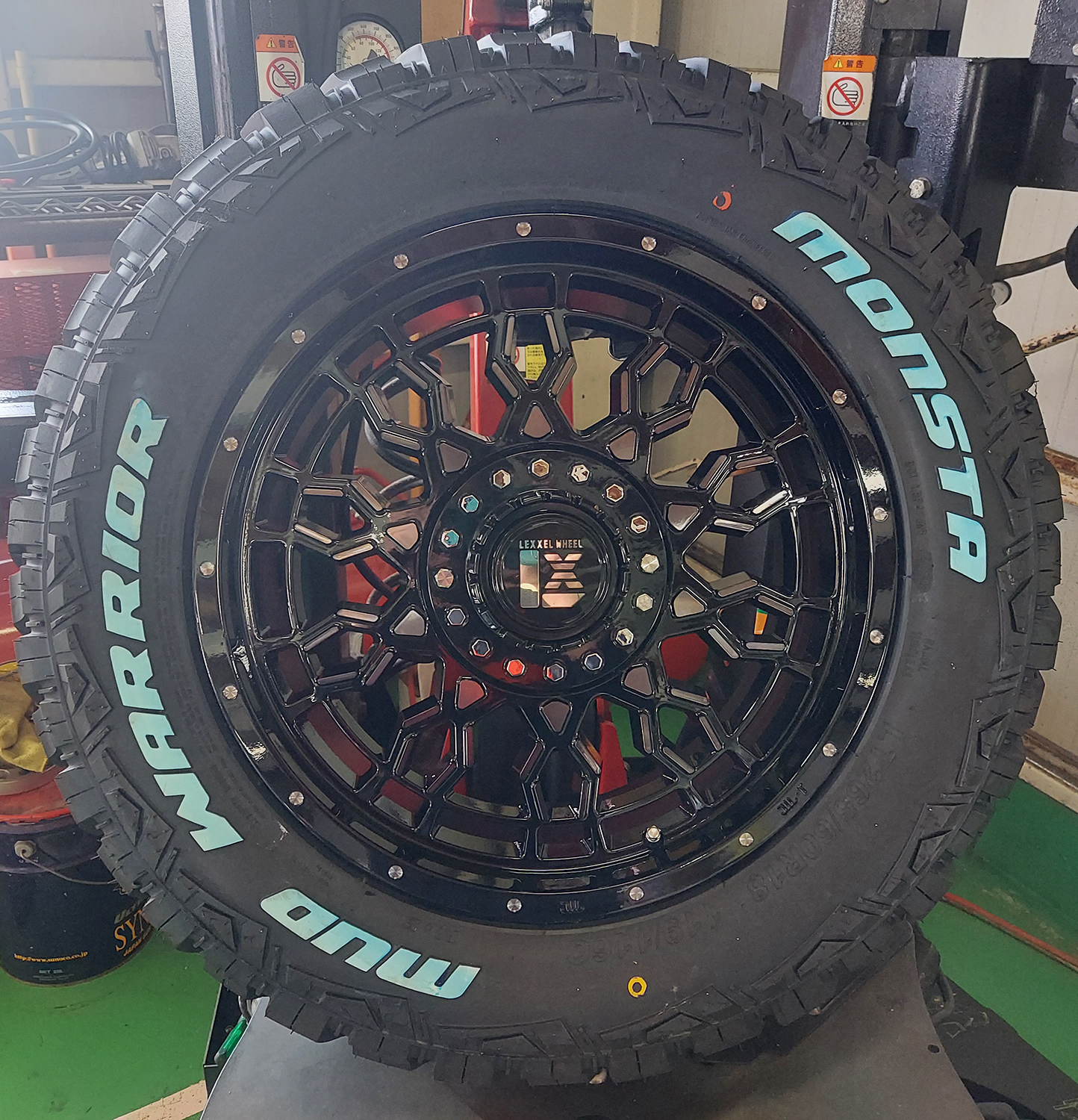 ベンツ Gクラス ゲレンデ 18インチ LEXXEL PreDator プレデター MONSTA MUDWARRIOR 265/60R18の画像