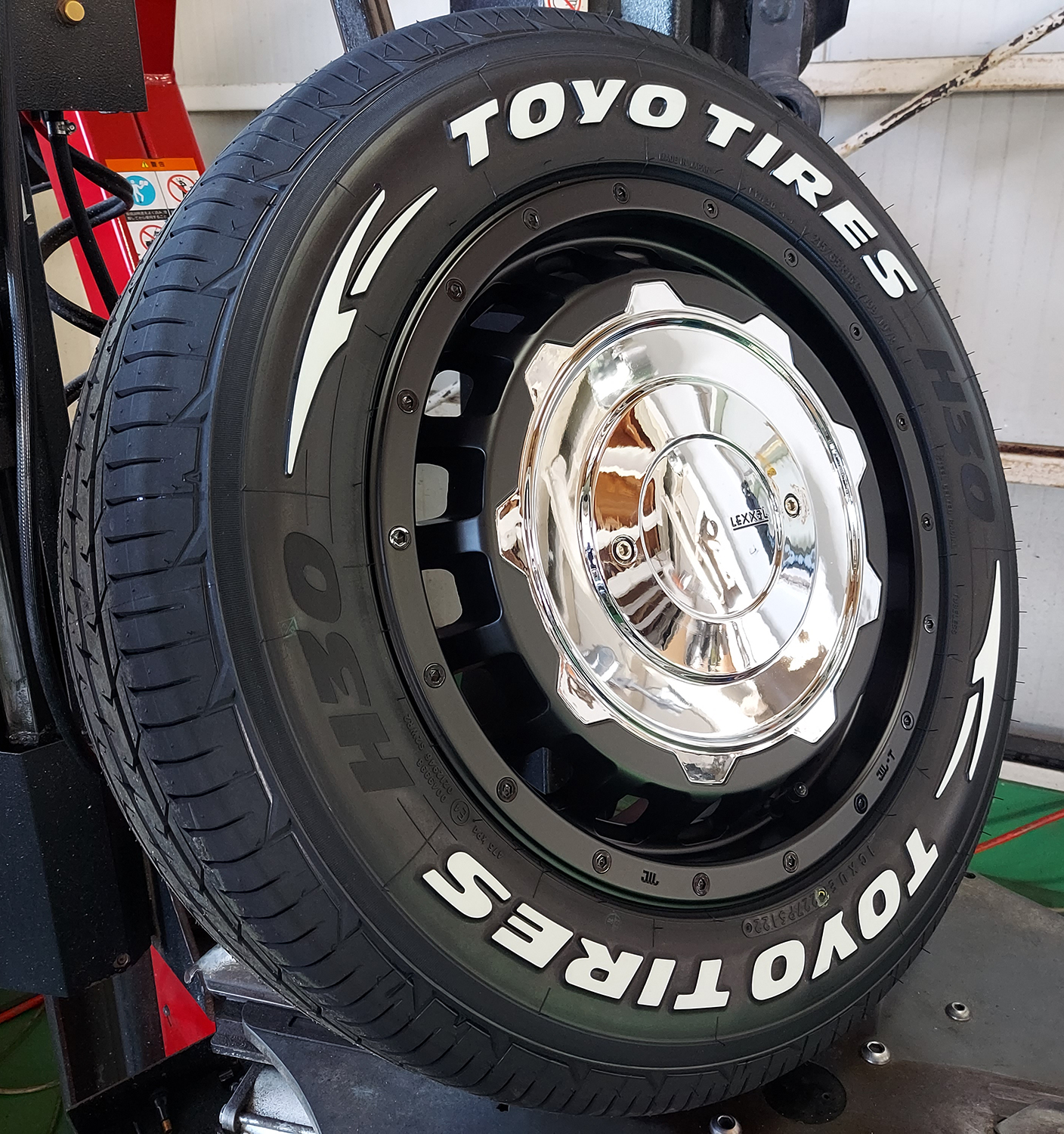 ライズ ロッキー タイヤホイールセット 16インチ LEXXEL SwaGGer トーヨー H30 215/65R16 ホワイトレターの画像