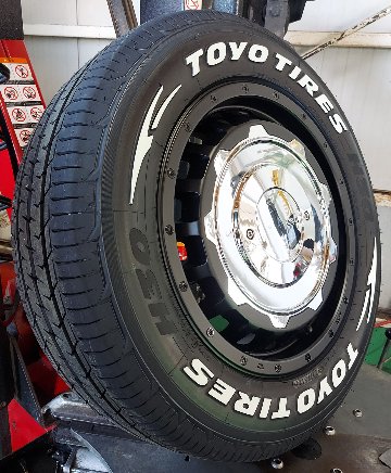 ライズ ロッキー タイヤホイールセット 16インチ LEXXEL SwaGGer トーヨー H30 215/65R16 ホワイトレターの画像