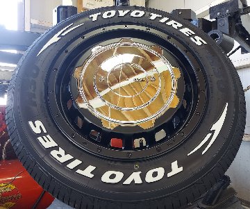 ライズ ロッキー タイヤホイールセット 16インチ LEXXEL SwaGGer トーヨー H30 215/65R16 ホワイトレターの画像