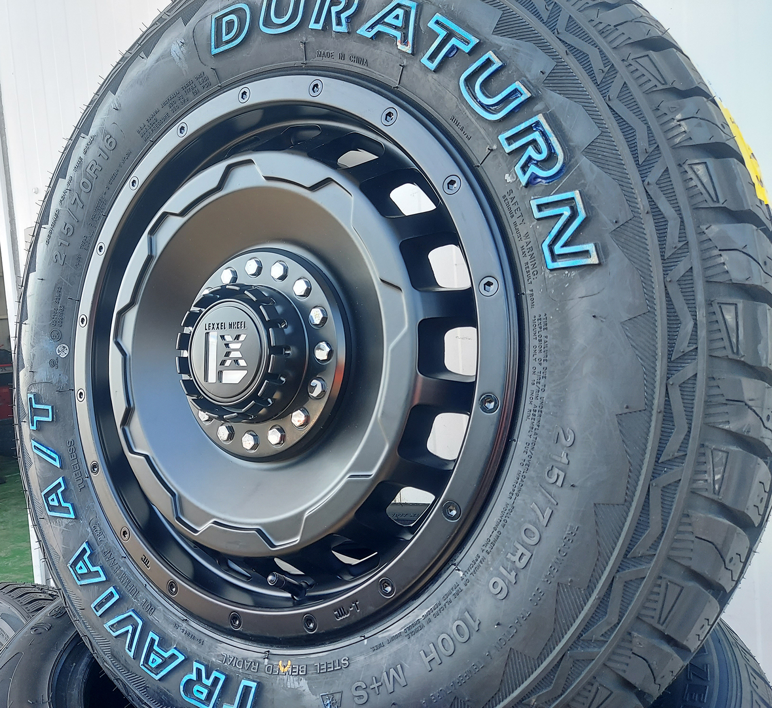 デリカD5 クロスロード アウトランダー 16インチ SwaGGer DURATURN AT 215/70R16の画像