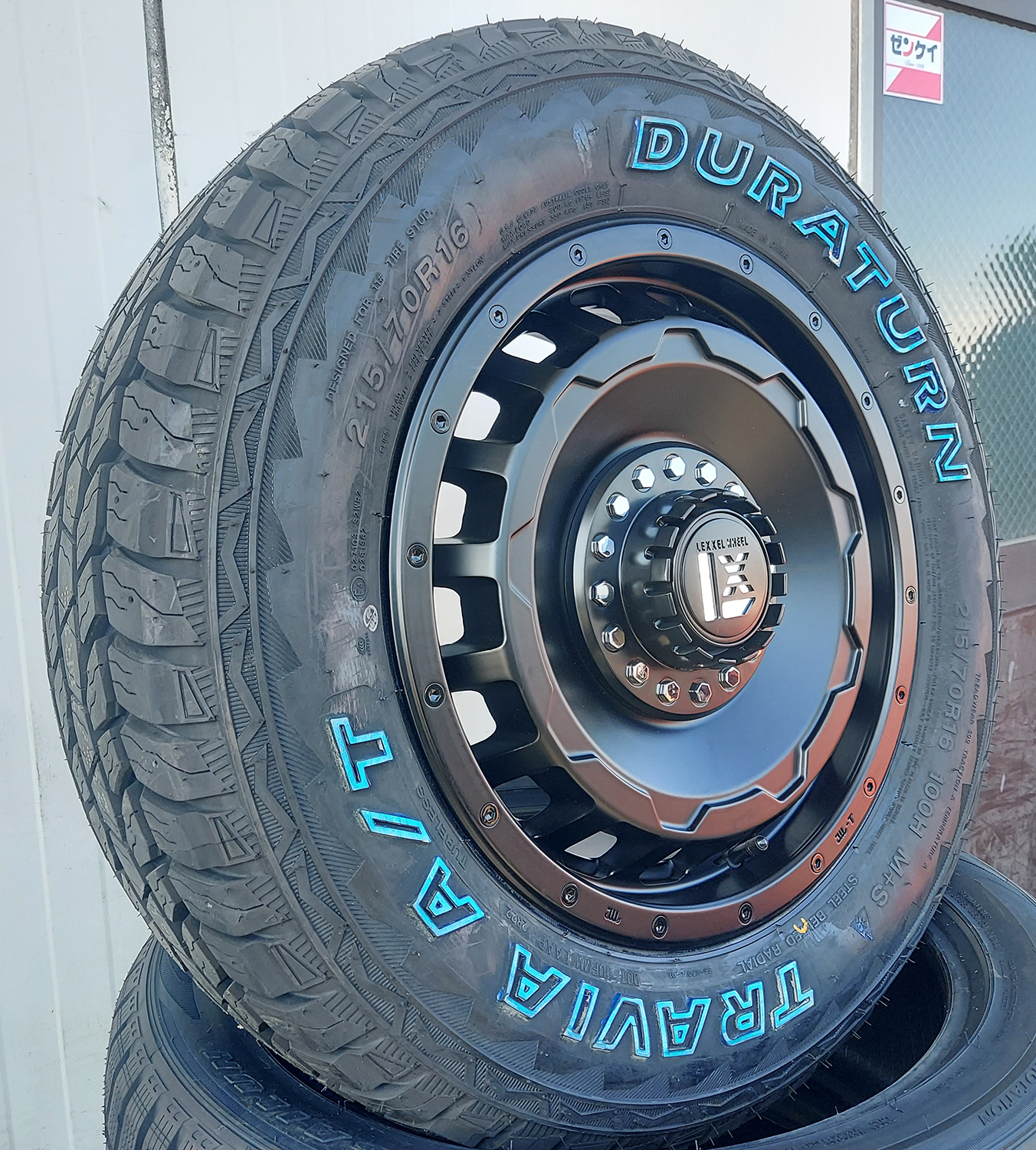 デリカD5 クロスロード アウトランダー 16インチ SwaGGer DURATURN AT 215/70R16の画像