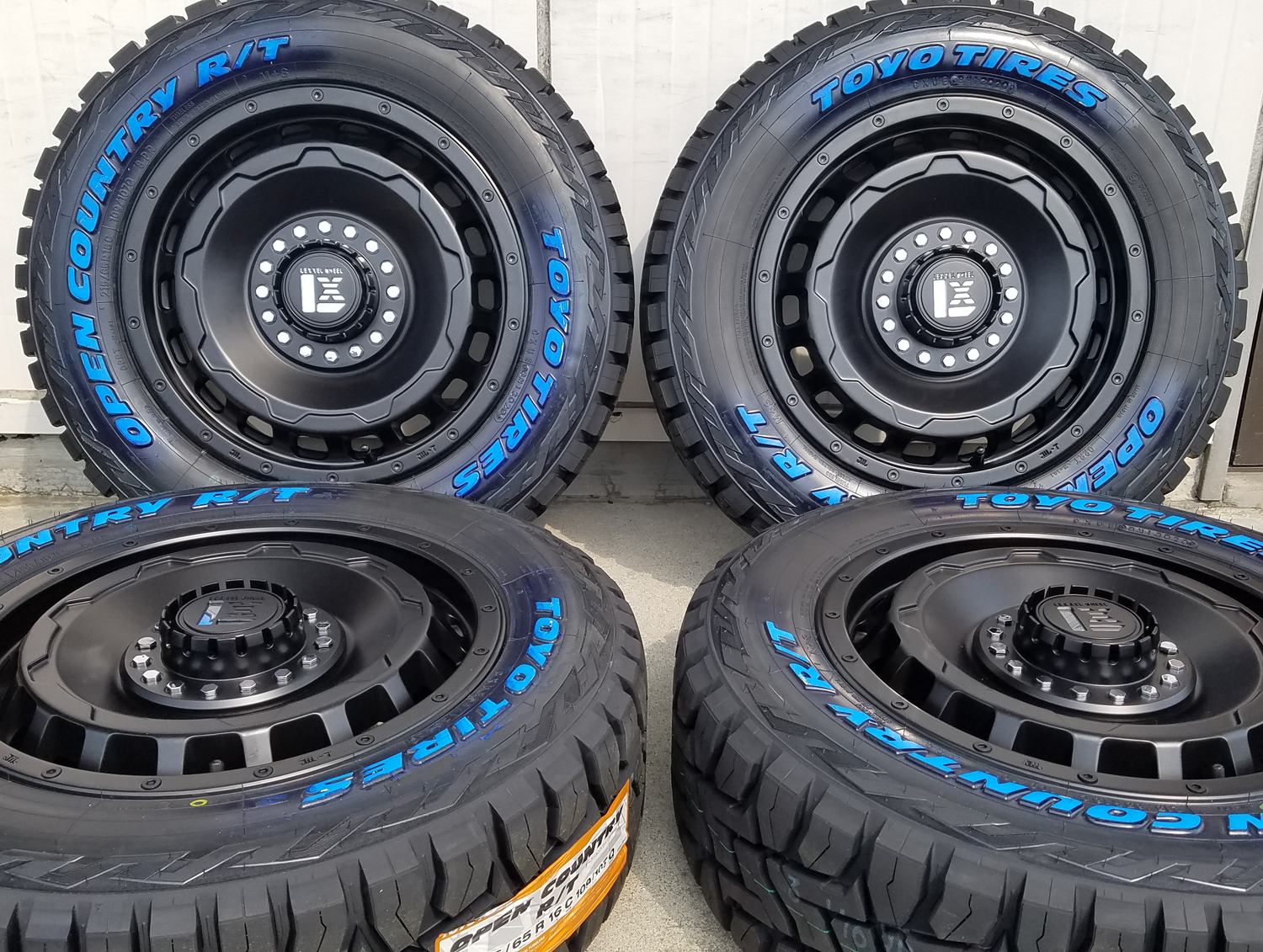 ヴェゼル カローラクロス タイヤホイールセット 16インチ SwaGGer TOYO OPENCONTRY R/T 215/65R16 225/70R16 ホワイトレターの画像