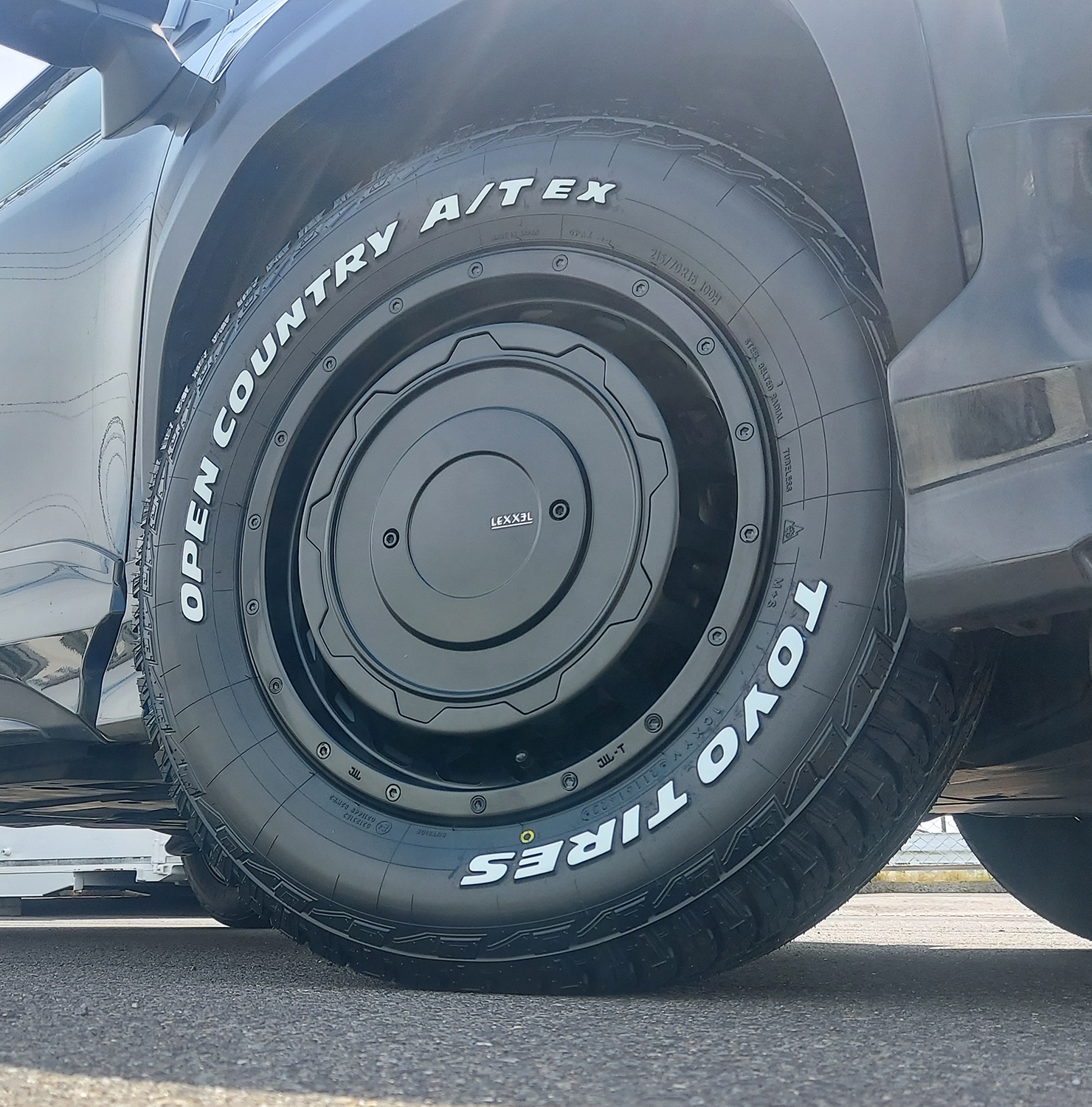 クロスロード ヤリスクロス タイヤホイールセット 16インチ SwaGGer TOYO OPENCONTRY AT EX 205/65R16 215/70R16 ホワイトレターの画像