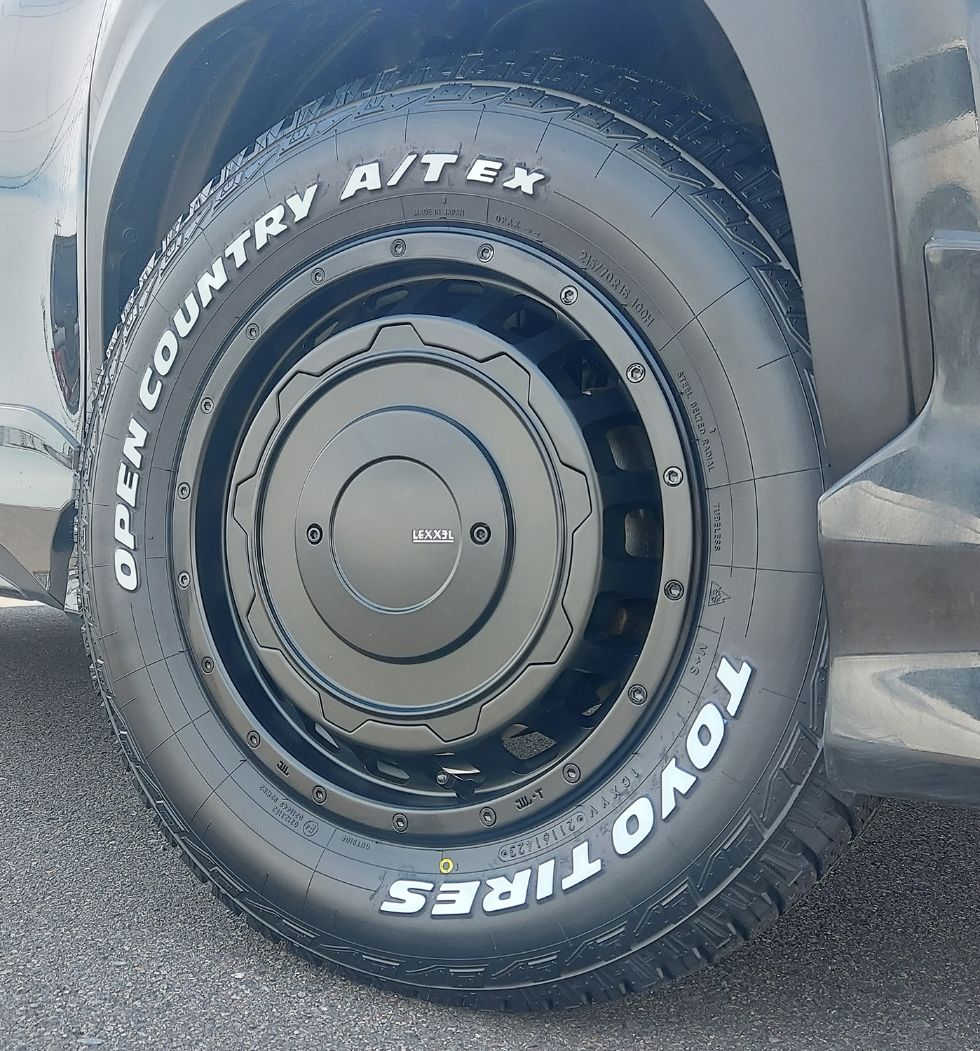 クロスロード ヤリスクロス タイヤホイールセット 16インチ SwaGGer TOYO OPENCONTRY AT EX 205/65R16 215/70R16 ホワイトレターの画像