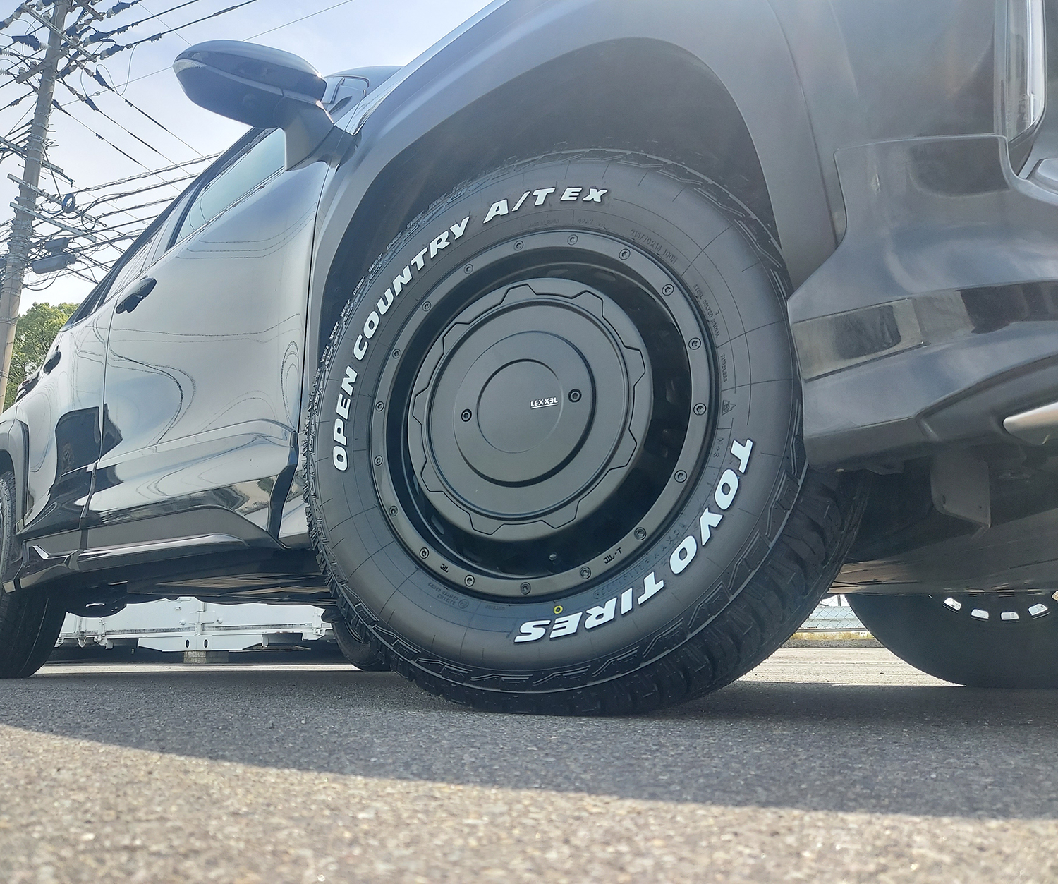 クロスロード ヤリスクロス タイヤホイールセット 16インチ SwaGGer TOYO OPENCONTRY AT EX 205/65R16 215/70R16 ホワイトレターの画像