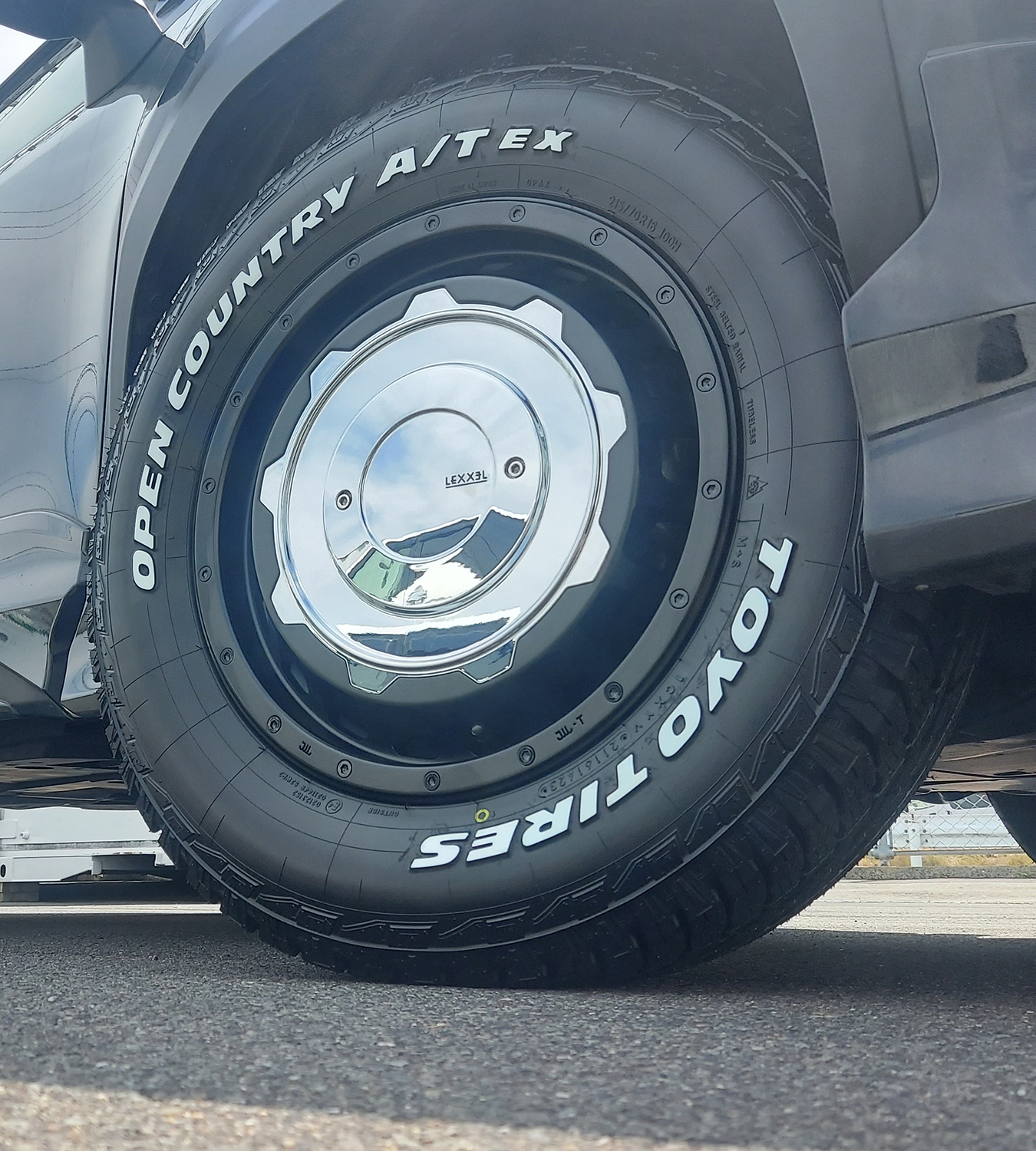 クロスロード ヤリスクロス タイヤホイールセット 16インチ SwaGGer TOYO OPENCONTRY AT EX 205/65R16 215/70R16 ホワイトレターの画像