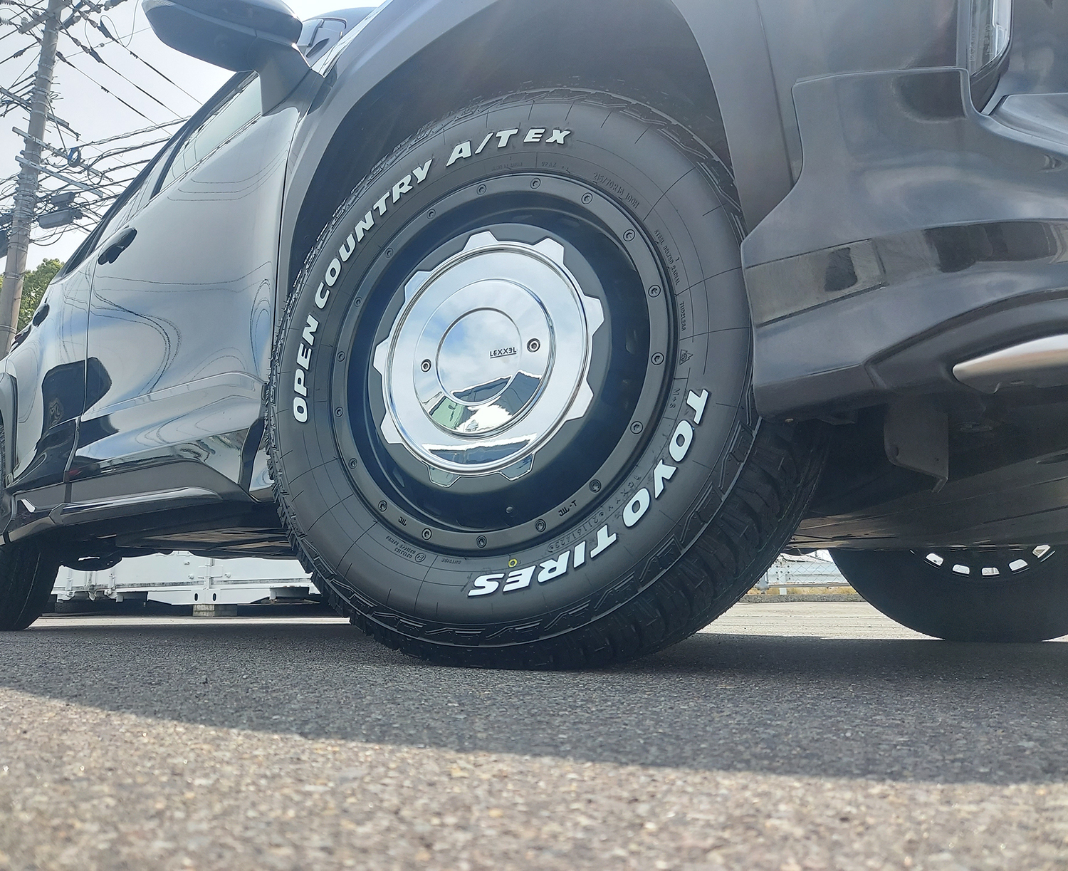 クロスロード ヤリスクロス タイヤホイールセット 16インチ SwaGGer TOYO OPENCONTRY AT EX 205/65R16 215/70R16 ホワイトレターの画像