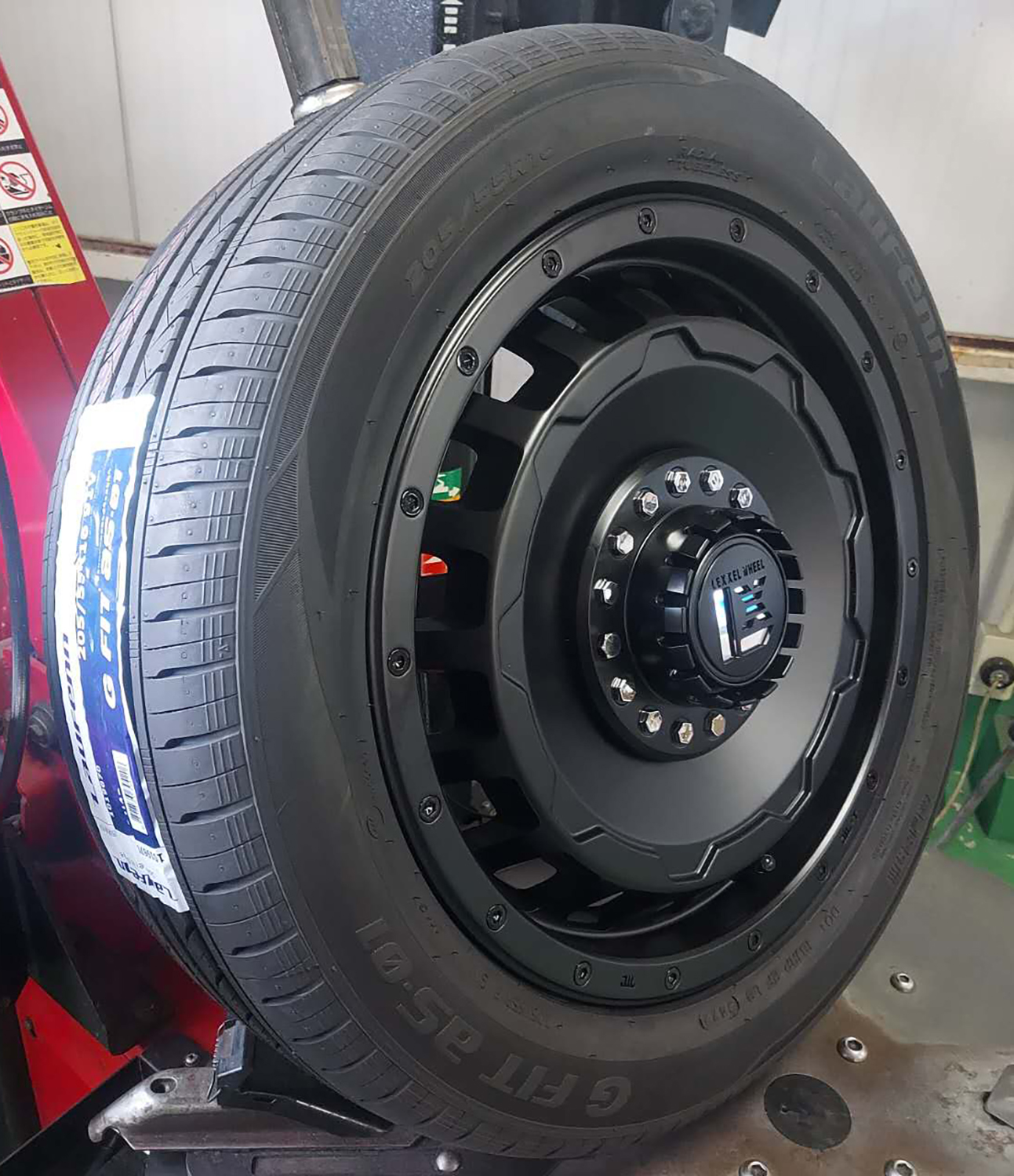 プリウスα VOXY セレナ  LEXXEL SwaGGer 当社特選タイヤ 205/60R16 タイヤホイール 16インチの画像