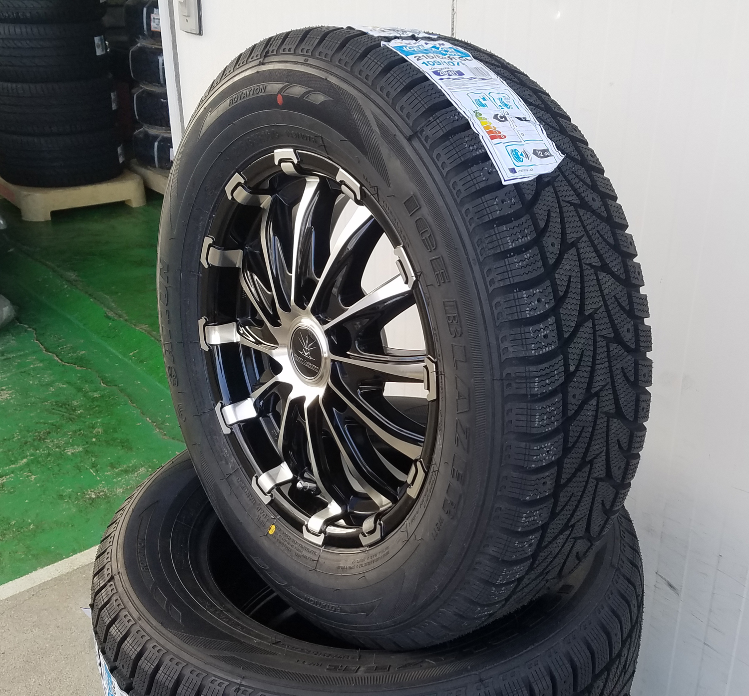 車検対応 200系ハイエース レジアスエース スタッドレスタイヤホイールセット 17インチ SAILUN COMMERCIO ICE 215/60R17 LTの画像